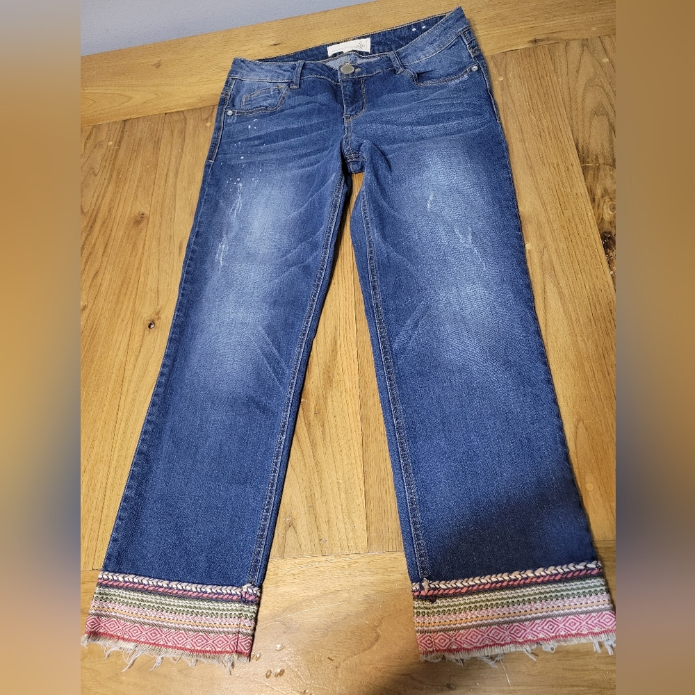 Artisan Crafted by Democracy size 4 semi-distressed raw hem embroidered capris